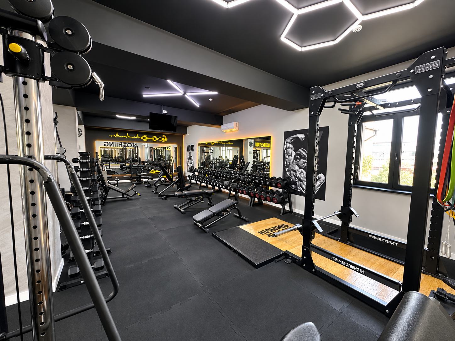 Zona de forță și aparate din sala Alex Negrea GYM