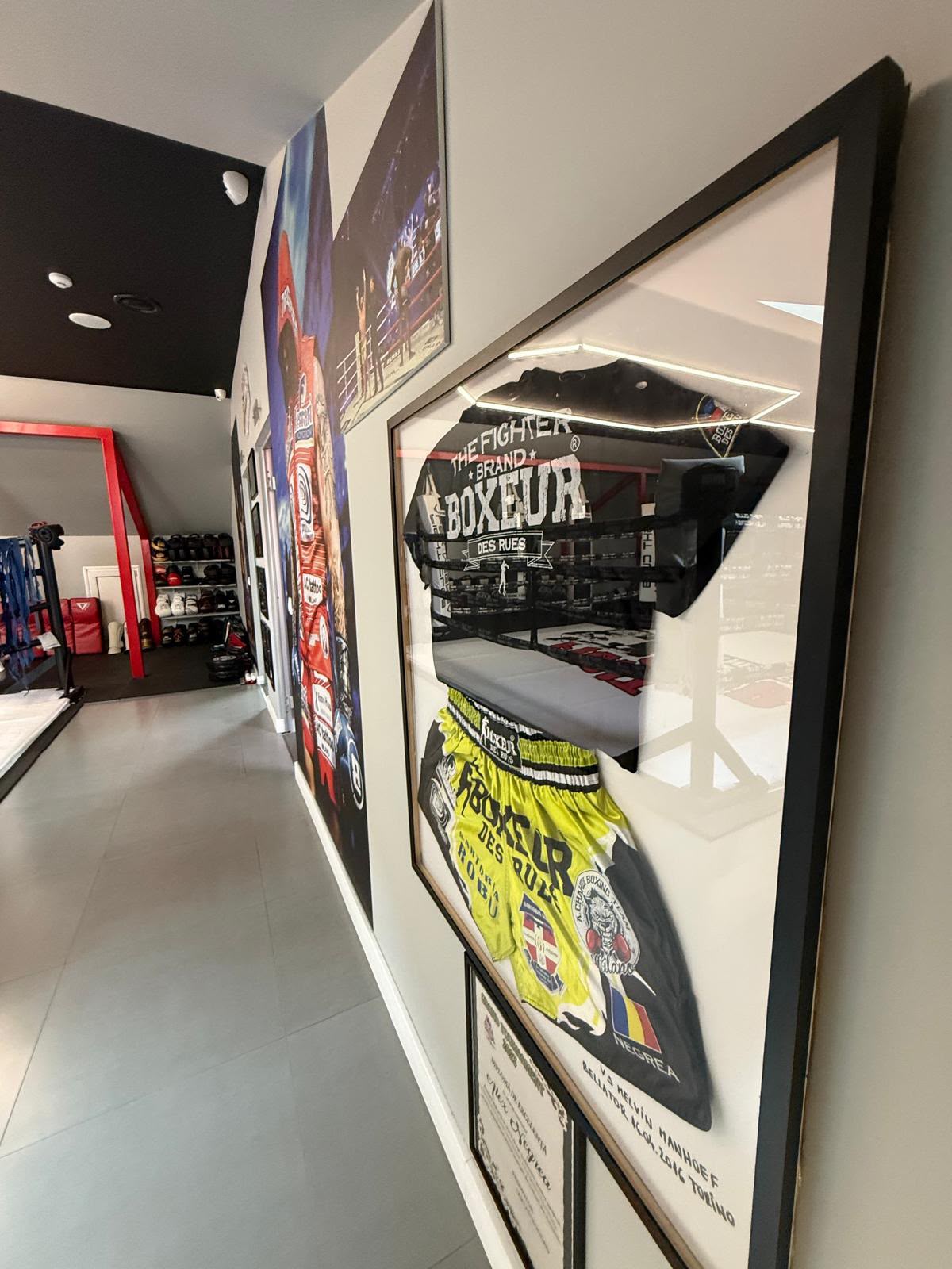 Echipament de luptă înrămat pe peretele sălii Alex Negrea GYM