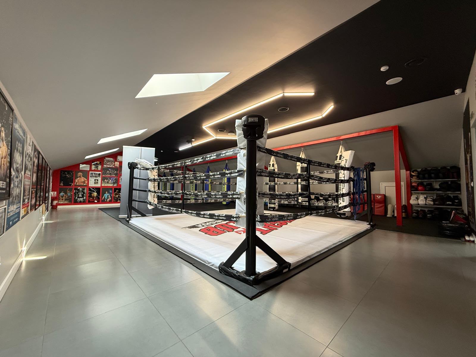 Antrenament de kickbox la sac