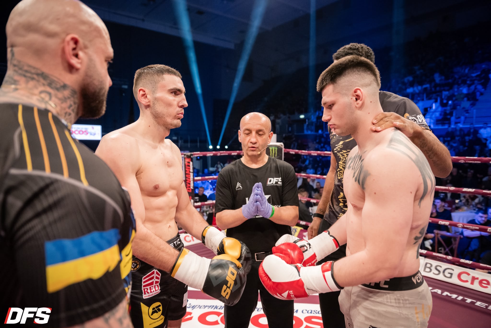 Sportivi față în față înainte de un meci de kickbox