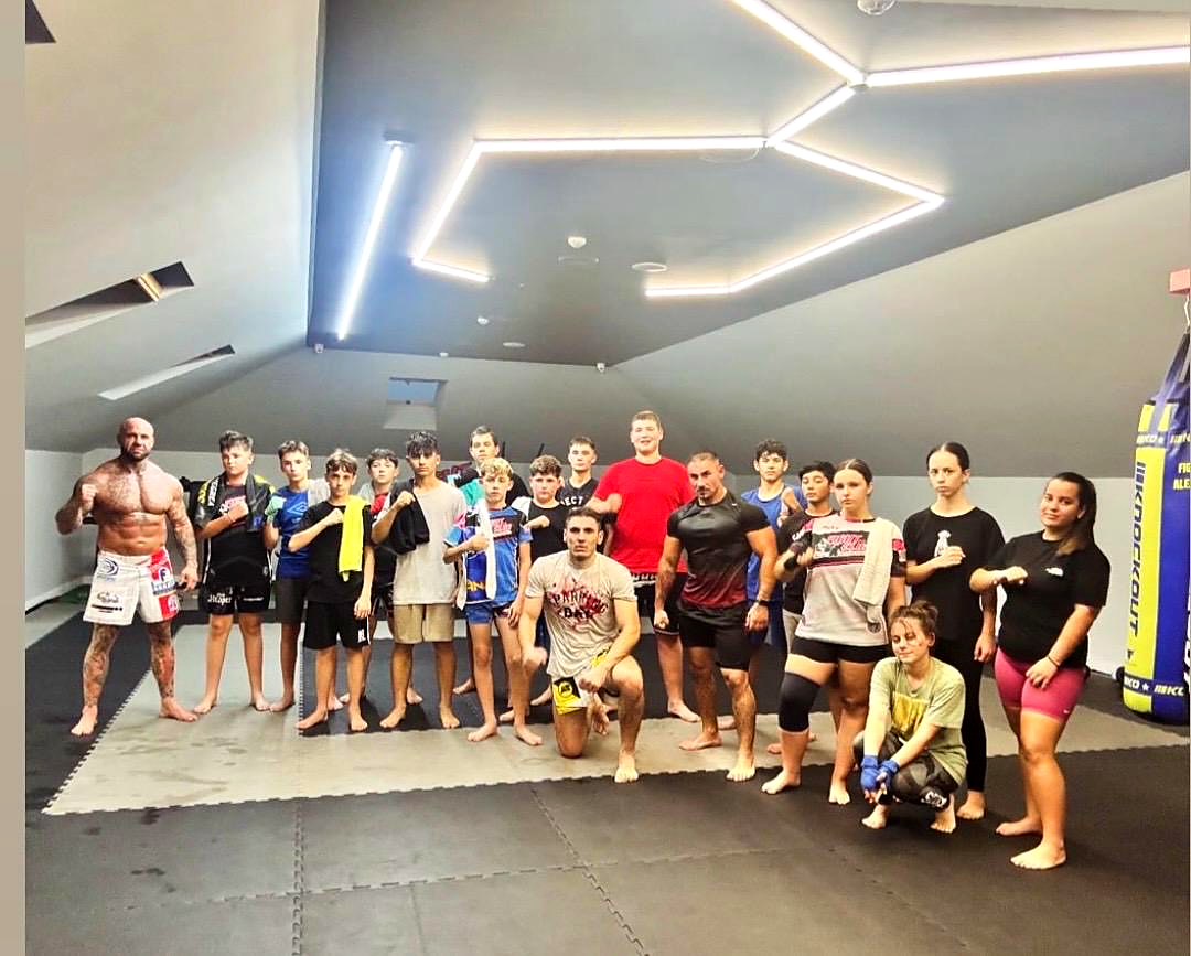 Grup de sportivi la sala de kickbox Alex Negrea GYM