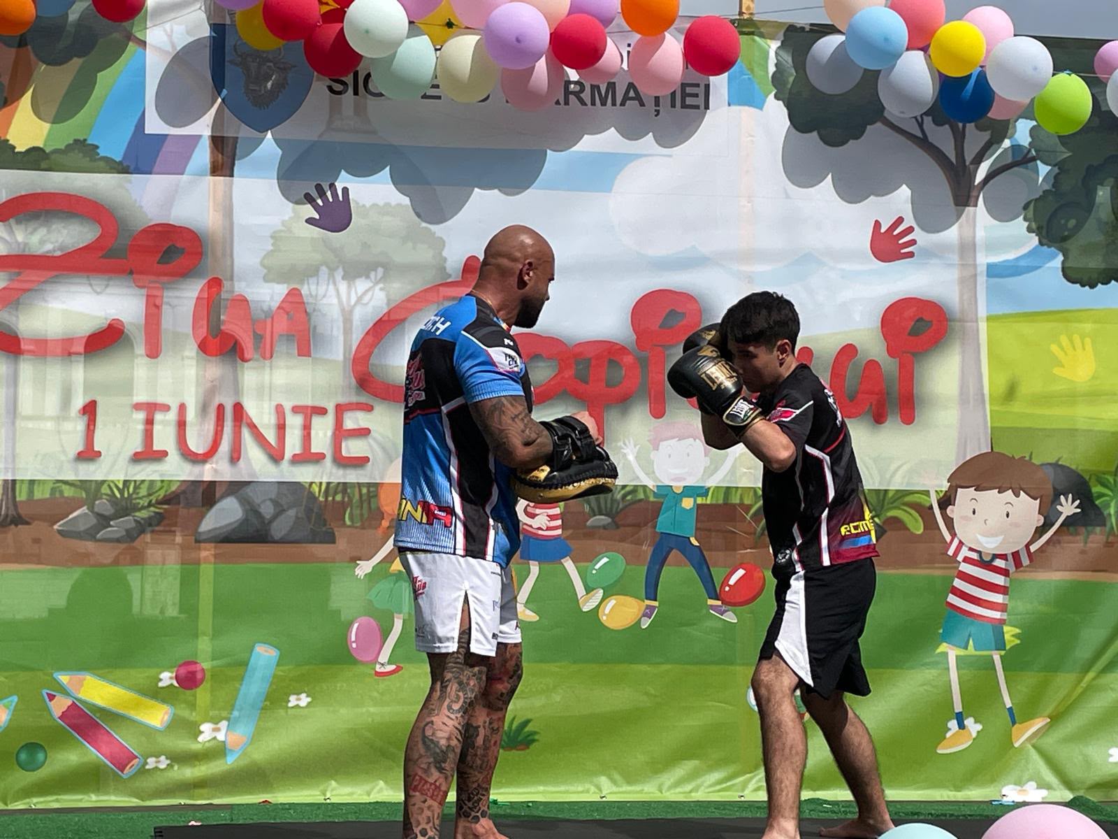 Copii la antrenament de kickbox, Alex Negrea GYM